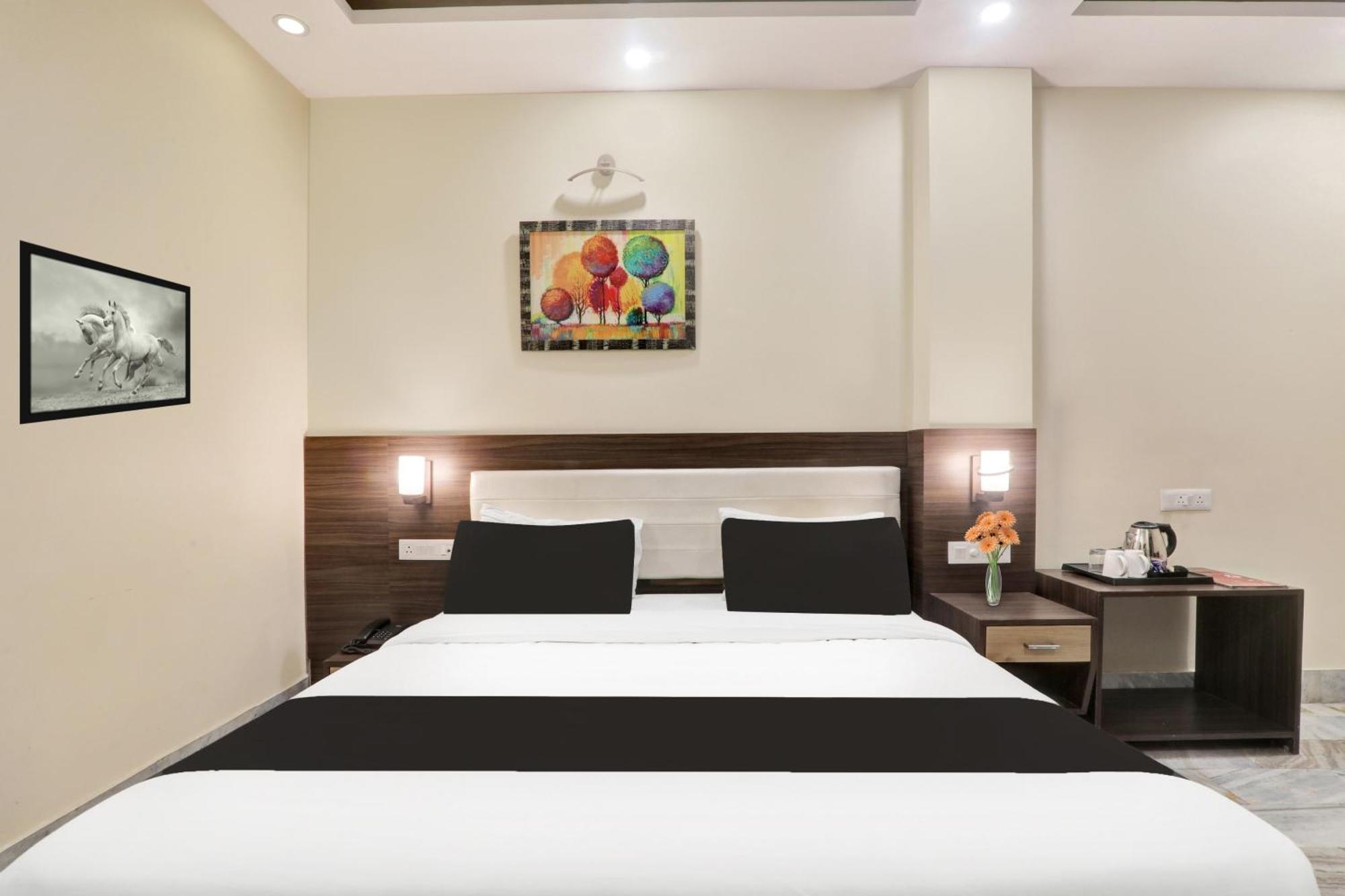 Super Townhouse Kankarbagh Formerly Kunwar Alcajars Patna  Esterno foto